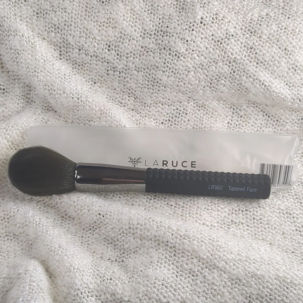 LARUCE Beauty TAPERED FACE Brush LR360, One Brush w/Sleeve Shield